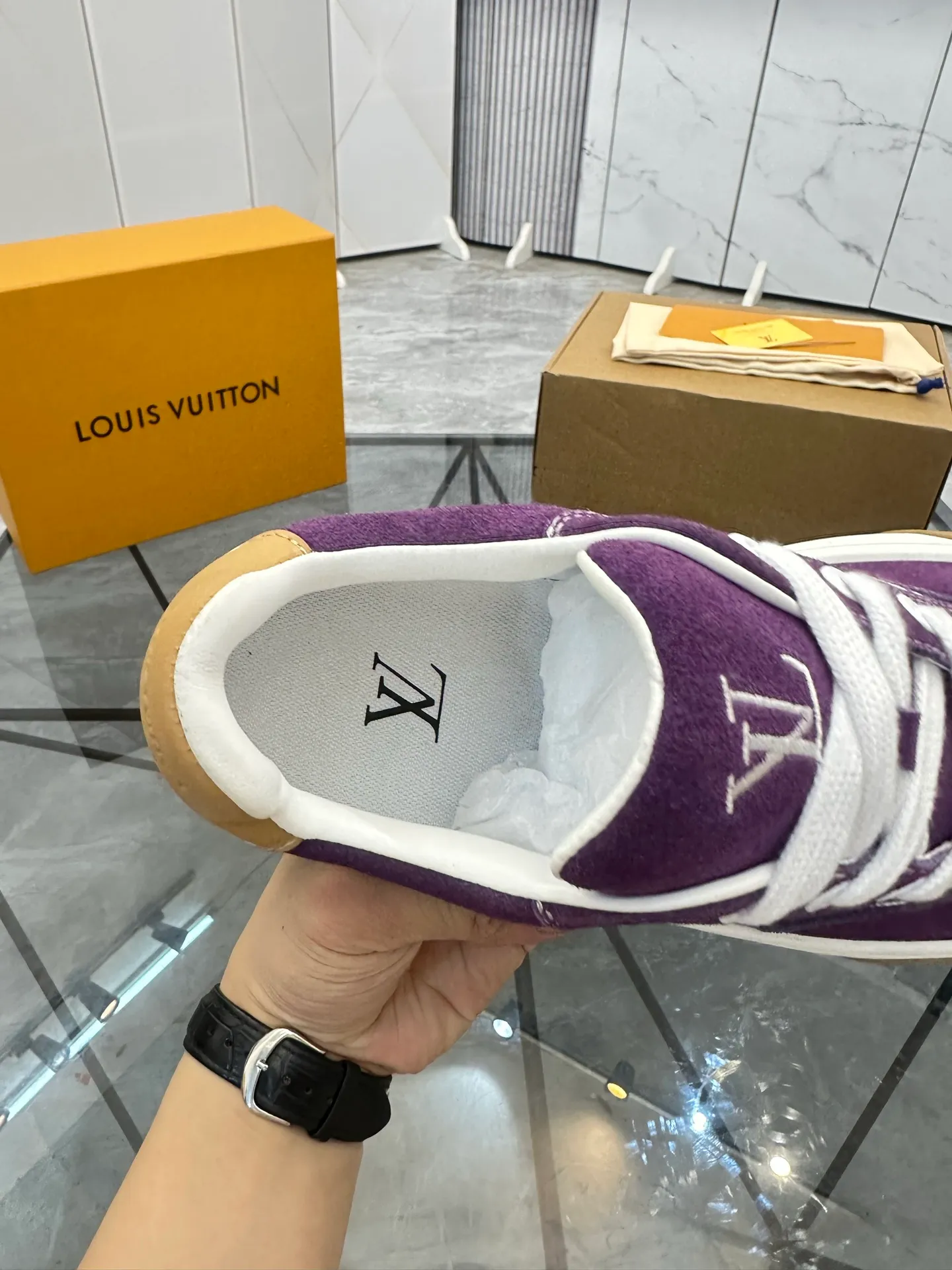 Men's shoes for sale 💰: 💰P660¥ Top quality Comes with airplane case Product trademark: LV* "Louis Vuitton*" low-top casual shoes Regular size: 35-44 (can be customized to 45) Couple style Product materials: imported nubuck leather upper, sheepskin lining, original outsole. Number: 819